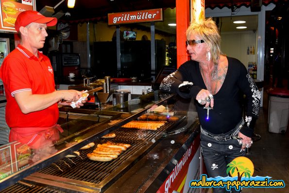 Bert Wollersheim am Wurststand von Melanie Müller.